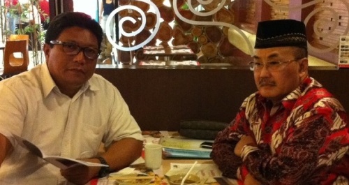 Wisnu HKP Notonagoro (berpeci) ketika berdialog dengan penulis di Jakarta